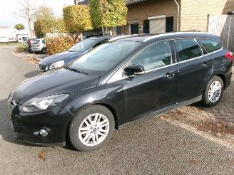 krockskadad bil auto Ford Focus TITANIUM CLIMA NAVI 2013/3