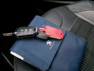 Peugeot 2008 1.2 PURETECH ALLURE CLIMA NAVI picture 20