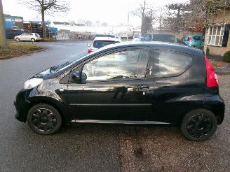 Peugeot 107 1.0-12V XR AIRCO picture 2