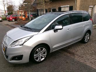damaged passenger cars Peugeot 5008 2.0 HDiF EXECUTIVE 7 PERSOONS CLIM NAVI PANO 2015/3