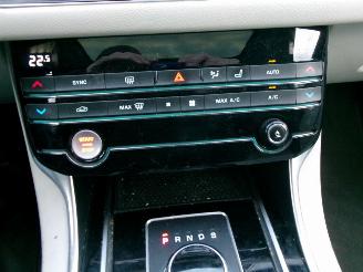 Jaguar XF 2.0 D R-SPORT AWD picture 18