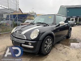Salvage car Mini Cooper Mini One/Cooper (R50), Hatchback, 2001 / 2007 1.6 16V Cooper 2004