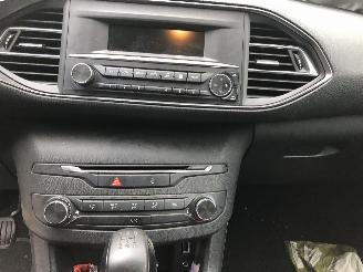 Peugeot 308 1.2 TURBO picture 14