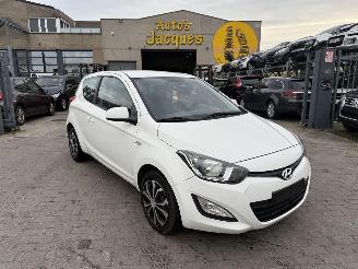 damaged passenger cars Hyundai I-20 LOUNGE 2013/1