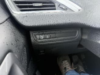 Peugeot 2008 1.2 STYLE PURE TECH picture 24