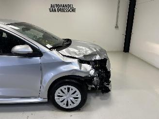 Toyota Yaris HYBRIDE picture 2