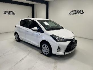 damaged passenger cars Toyota Yaris HYBRIDE 2017/4