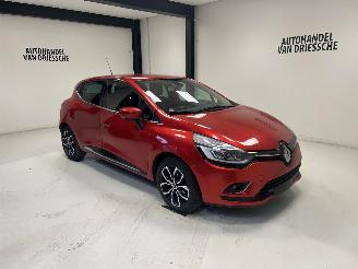 damaged passenger cars Renault Clio INTENS 2018/11