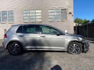 Schadeauto Volkswagen Golf COMFORTLINE 2018/6