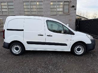 krockskadad bil bedrijf Peugeot Partner 1.6 I 2017/6