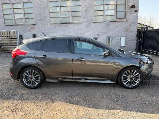 skadebil auto Ford Focus ST-LINE 2018/2