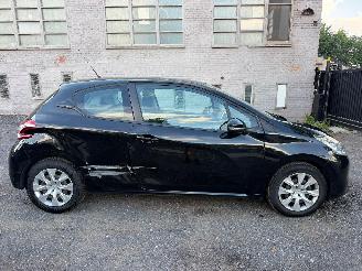 Damaged car Peugeot 208 LIKE 2015/5