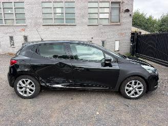Schadeauto Renault Clio LIMITED 2018/10