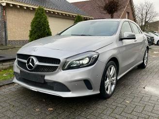 skadebil auto Mercedes A-klasse 180 URBAN AUTO NAVI PDC 2016/10