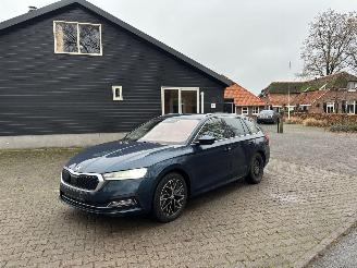 Voiture accidenté Skoda Octavia AUTOMAAT STYLE NAVi CLIMA CAMERA LED B.J 12-2024 2024/12