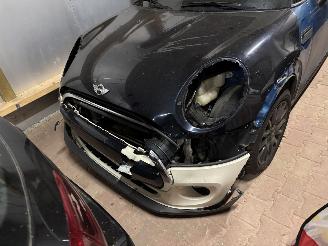 Damaged car Mini Cooper FACELIFT AUTOMAAT LEER LED NAVI CAMERA B.J 2021 2021/7