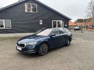 Vaurioauto  passenger cars Skoda Octavia AUTOMAAT HYBRIDE NAVI CLIMA VIRT DASH CAMERA TREKHAAK LED B.J 12-2024 2024/12