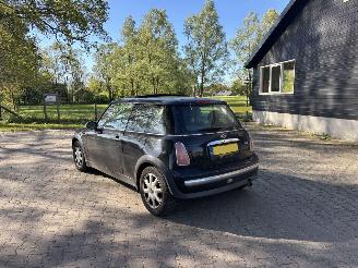 Mini One 1.6 Panodak B.J 2003 inruiler picture 2