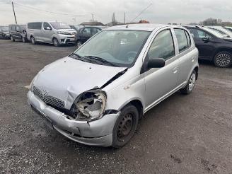 krockskadad bil auto Toyota Yaris  1999/12