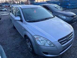 uszkodzony samochody osobowe Kia Cee d EX 2008/4
