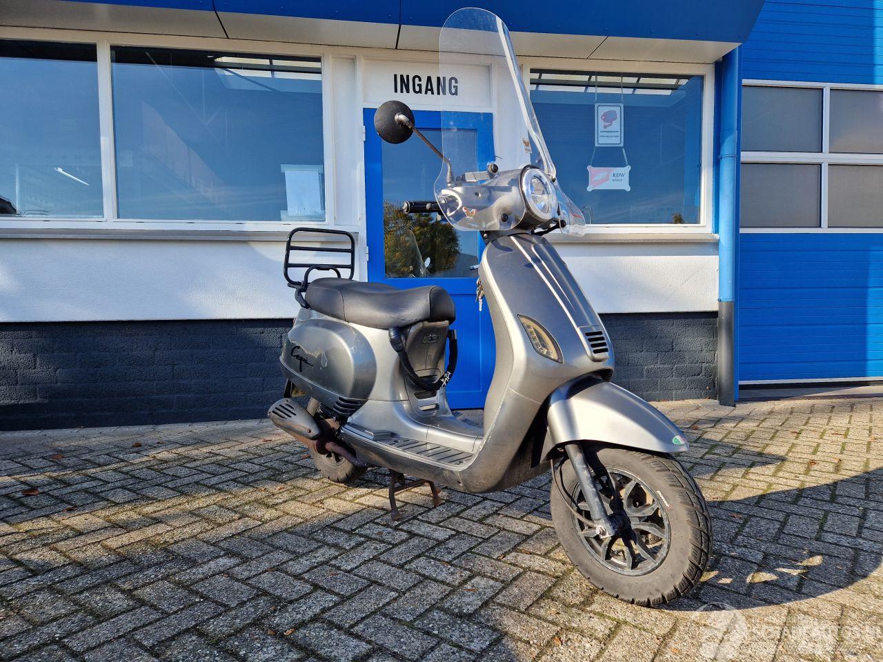 Capri  LOOK A LIKE VESPA