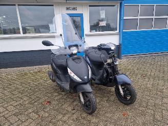 krockskadad bil bromfiets Piaggio  2X PIAGGIO ZIP 2017 2017/10
