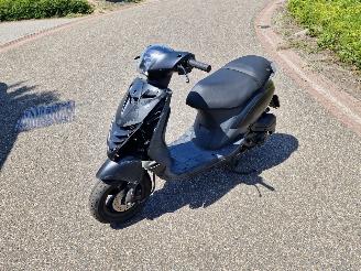 krockskadad bil bromfiets Piaggio  ZIP 45KM 2017/10