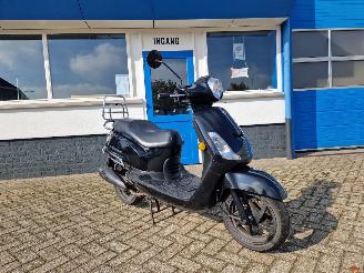 krockskadad bil bromfiets Sym  FIDDLE II , 45KM BROM 2021/8