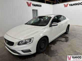 damaged passenger cars Volvo S-60  2014/9