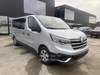 damaged passenger cars Renault Trafic  2024/6