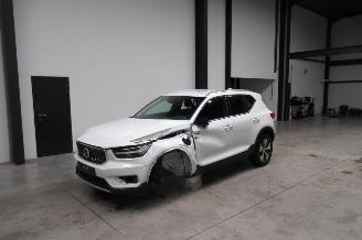 damaged passenger cars Volvo XC40 MOMENTUM 2022/1