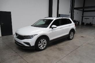 krockskadad bil auto Volkswagen Tiguan LIFE 2022/10