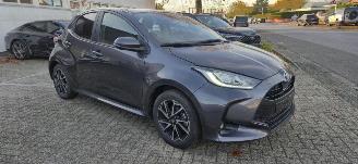 Unfallwagen Toyota Yaris 1.5 benzin * Navigatie*LED*Aluminium velgen*Camera*trekhaak*KeylessGo* 2023/10