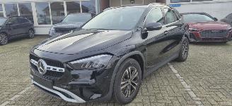 Voiture accidenté Mercedes GLA 180 Automaat*LED*Trekhaak*Digitaal display*Comfort stoelen*Parkeerpaket met camera*Navigatie*Apple Carplay*MBUX* 2025/7