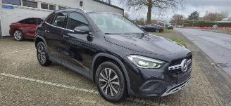 krockskadad bil auto Mercedes GLA 180 Benzine *Automaat*LED*Airconditioning*DAB*Comfortstoelen*Camera*Parkeer pakket* 2022/1