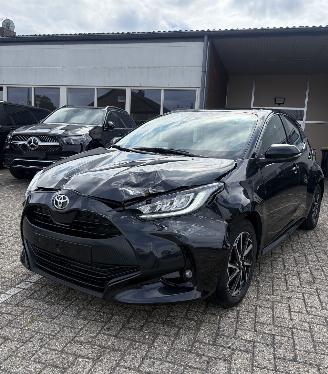 krockskadad bil auto Toyota Yaris 1.5L VVTi 130 Hybride * LED*HeadUp*Trekhaak*Navigatie*Keyless* 2024/2