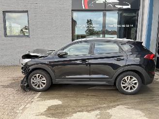 damaged passenger cars Hyundai Tucson HYUNDAI TUCSON 1.7D 2017 2017/6