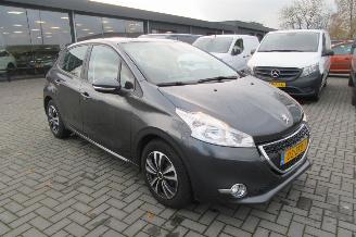 uszkodzony samochody osobowe Peugeot 208 1.2 VTi Envy 2012/10