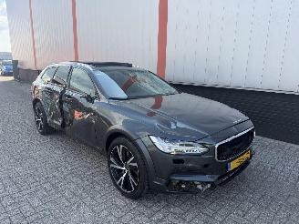 Voiture accidenté Volvo V-90 V90 Cross Country 2.0 D5 AWD PRO 2019/1