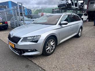 krockskadad bil auto Skoda Superb 2.0 TDI / DSG / 2019/9