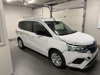 krockskadad bil auto Renault Kangoo // NUR 8000 KM // 2024/7