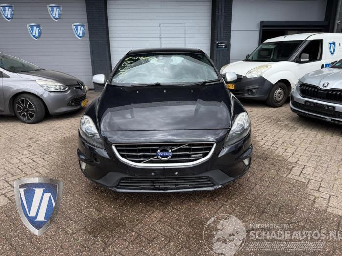 Volvo V-40 