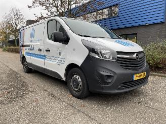 krockskadad bil auto Opel Vivaro 1.6 cdti 70kw lang 2016/12