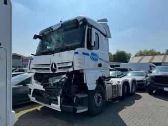 krockskadad bil vrachtwagen Mercedes   2023/1