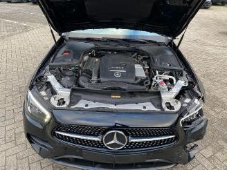 Mercedes E-klasse 300 T AMG Lin *PANO - NAVI - KAM* picture 16