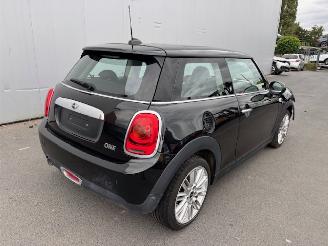 krockskadad bil auto Mini One BLACKFRIARS AUTOMAAT 2018/6