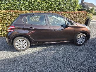 Damaged car Peugeot 208  2013/1