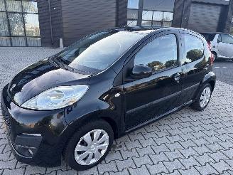 Vaurioauto  passenger cars Peugeot 107 1.0 ACTIVE AIRCO RIJDBARE SCHADE! BOUWJAAR 2013  1600 EURO 2013/1