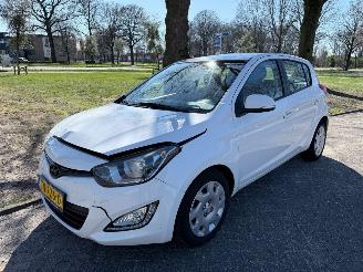 uszkodzony samochody osobowe Hyundai I-20 74 kW (101 PK) 1396 cc. 2013/3