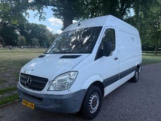 krockskadad bil bedrijf Mercedes Sprinter 95 kW (129 PK) en een cilinderinhoud van 2143 cc. 2010/4